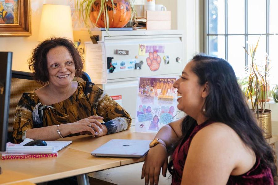 A student talks with an advisor